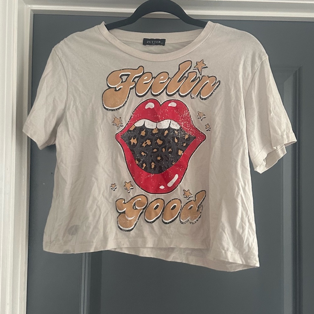 Feelin good crop top lips leapord